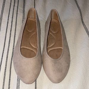 Nude flats 7.5 *never worn*